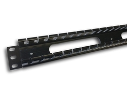 19" vyvazovací panel 1U jednostr.plast.lišta (BK) / průch.plech