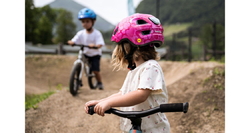 Cyklistická helma MET HOORAY dětská růžová srdce -52/55