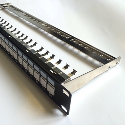 DATACOM Patch panel 19" STP 24 port CAT6A 1U BK / VL beznástrojový