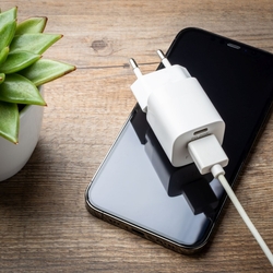 Síťová nabíječka FIXED Mini s USB-C a USB výstupem, podpora PD a QC 3.0, 20W, bílá