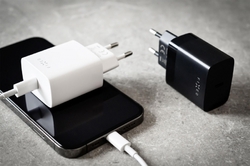 Síťová nabíječka FIXED s USB-C výstupem a podporou PD, 20W, černá
