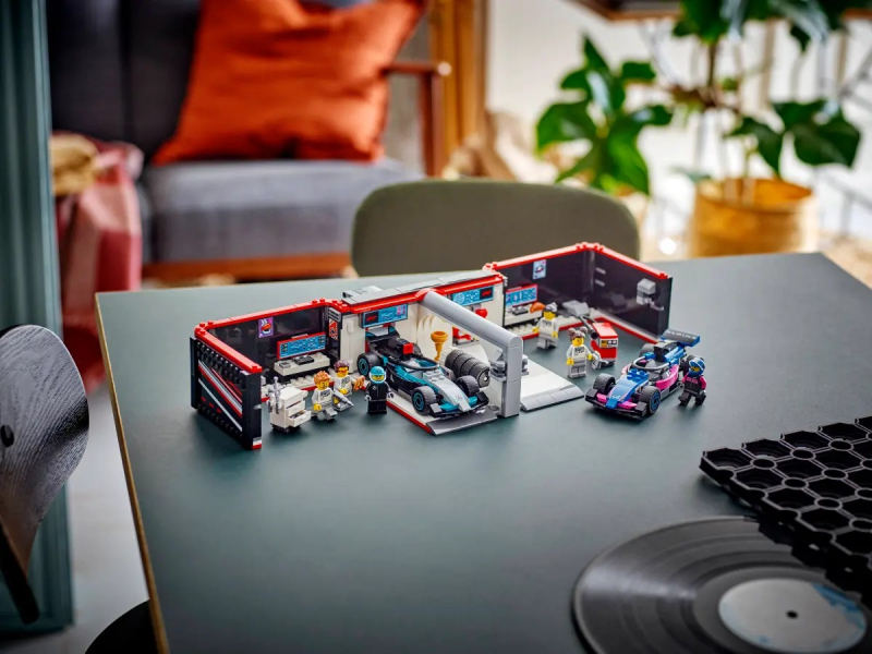 LEGO City Garáž F1 a vozy Mercedes-AMG a Alpine 60444