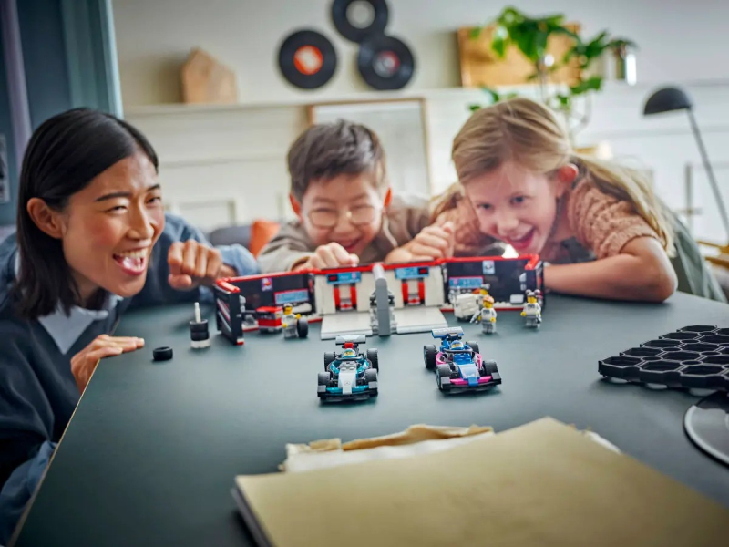 LEGO City Garáž F1 a vozy Mercedes-AMG a Alpine 60444