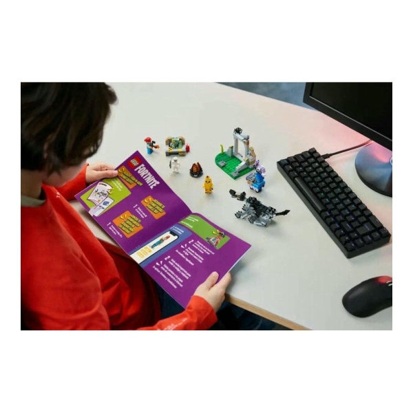LEGO Fortnite Peely a Sparkplug a jejich tábořiště 77075